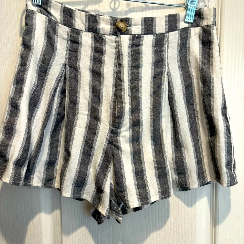 HEARTLOOM. Size medium. Beautiful lined shorts very‎ good condition.